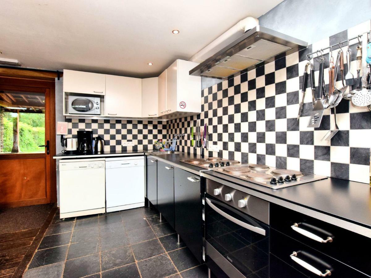 Spacious Holiday Home In Lierneux With Garden Eksteriør billede